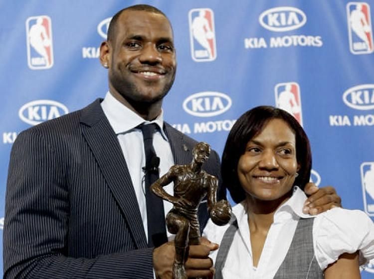 LeBron James with his 2009 MVP trophy (Image courtesy: nydailynews.com)