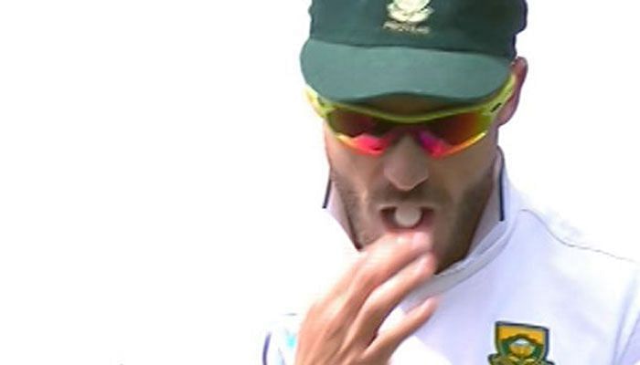 Faf du Plessis using mint to shine the ball
