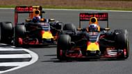 Daniel Ricciardo & Max Verstappen racing closely in 2017