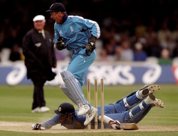 Alec Stewart of England attempts to run out Marvan Atapattu of Sri Lanka