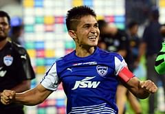 Indian Super Cup 2018 Final: After winning 5th title in 5 years, Sunil Chhetri hands trophy over to Bengaluru FC fans