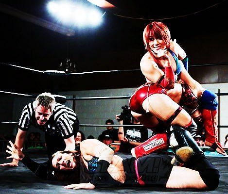 Asuka attempts to submit two foes at once.