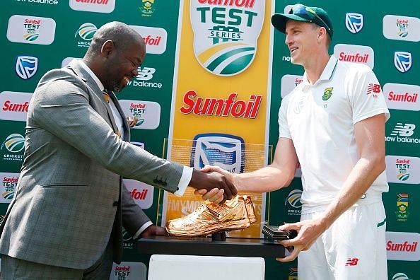 South African bowler Morne Morkel (R) receives a trophy as he played his last match in Test Cricket