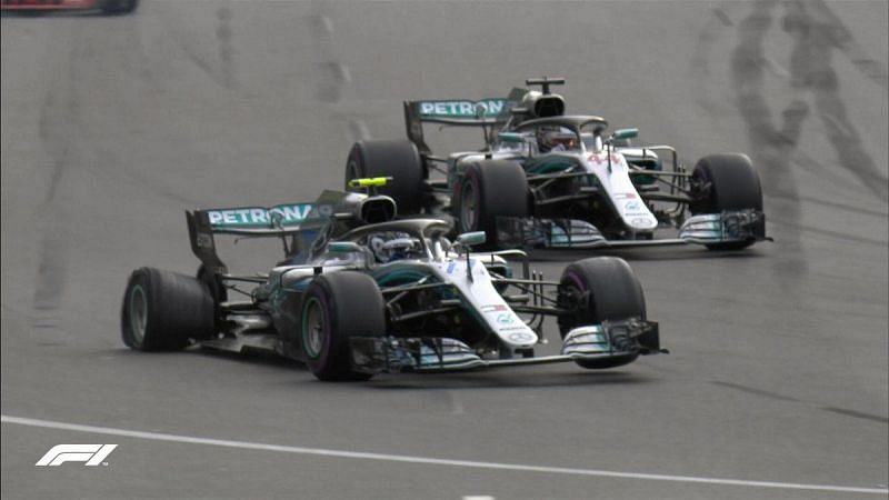 Bottas allowing Hamilton to pass after suffering a tire puncture in Baku