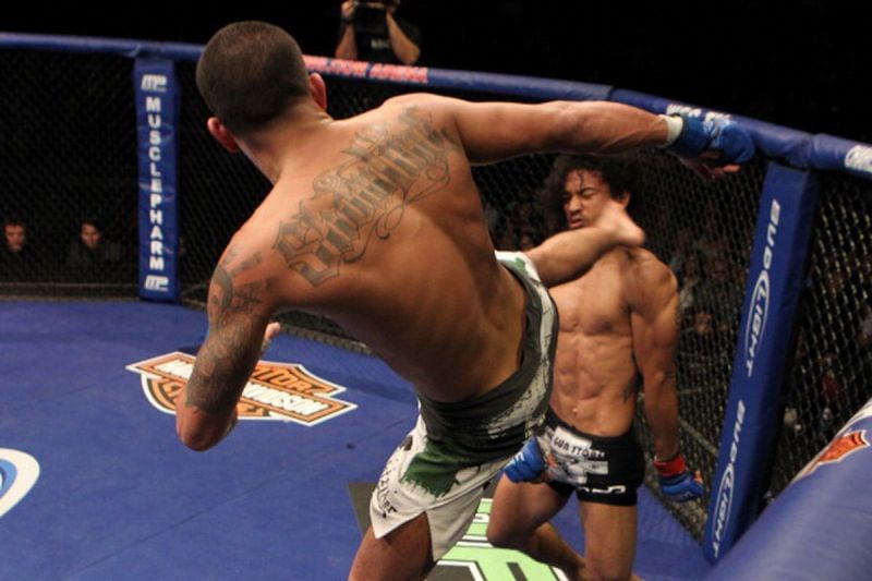 Anthony Pettis hitting the Showtime Kick on Benson Henderson