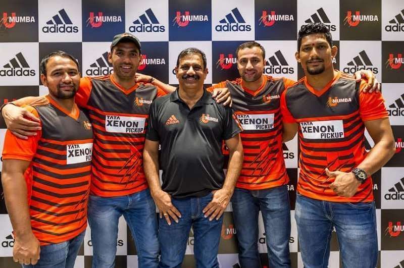 Bhaskaran flanked by his former players at U Mumba
