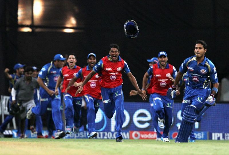 MI celebrate after Rayudu&#039;s sensational heist