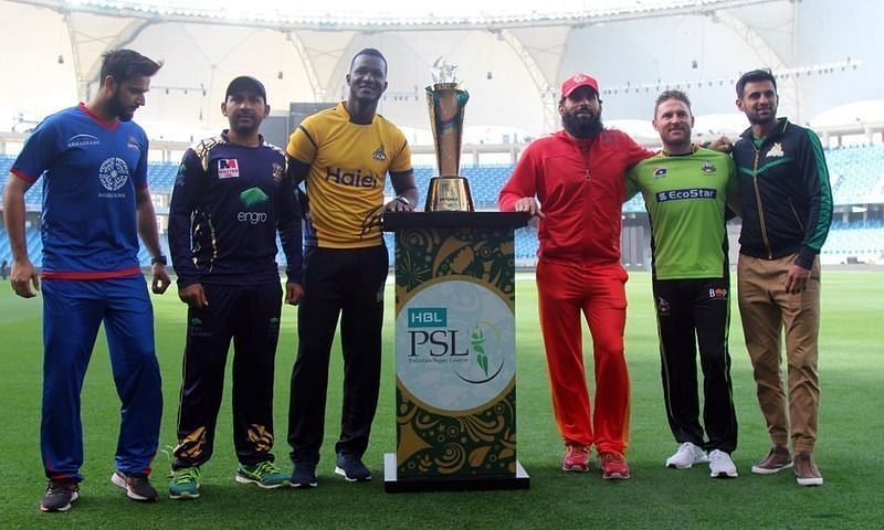 The captains with the PSL2018 trophy (image courtesy: PCB)