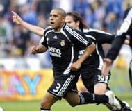 Real Madrid's Brazilian Roberto Carlos (...