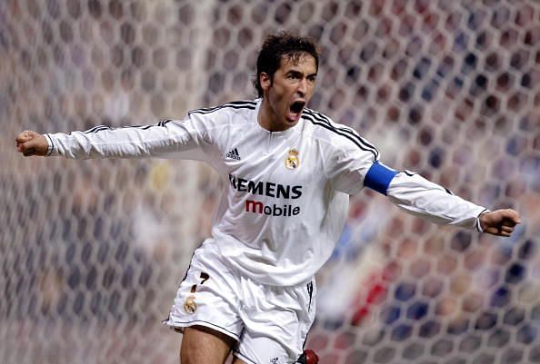 Real Madrid&#039;s Raul Gonzalez (R) celebrat