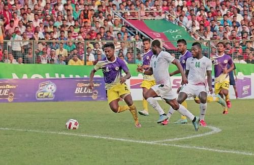 Povrat Lokra (4) in action for Prathachakra against Mohun Bagan in the Calcutta Primier Division A