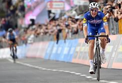 Yates' Giro lead cut in half, Schachmann wins 18th stage