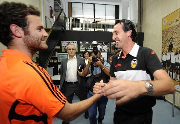 Valencia&#039;s coach Unai Emery (R) greets C