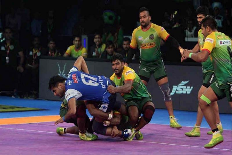 Sachin Shingade attempts a back hold on Deepak Dahiya