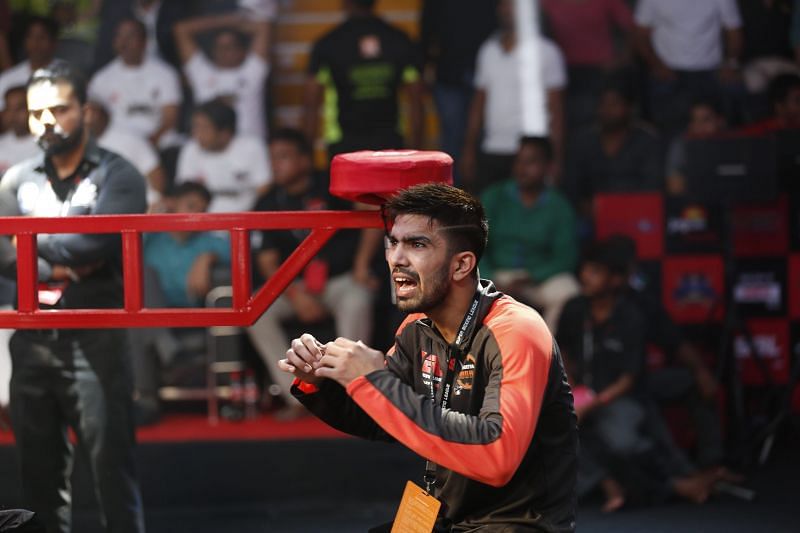 Deepak Tanwar cheers a fellow teammate during Super Boxing League 2017