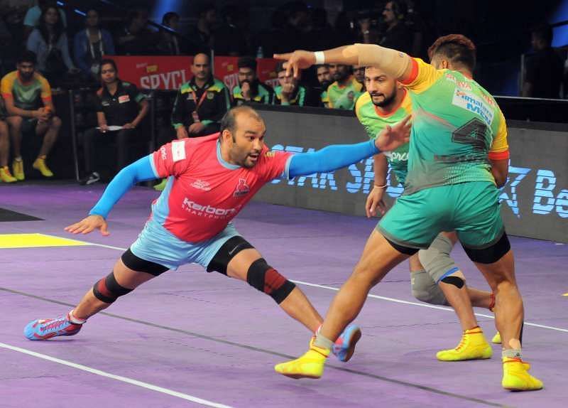 Jasvir Singh in action against Telugu Titans