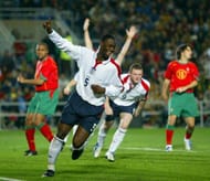 England's Ledley King (C) celebrates sco