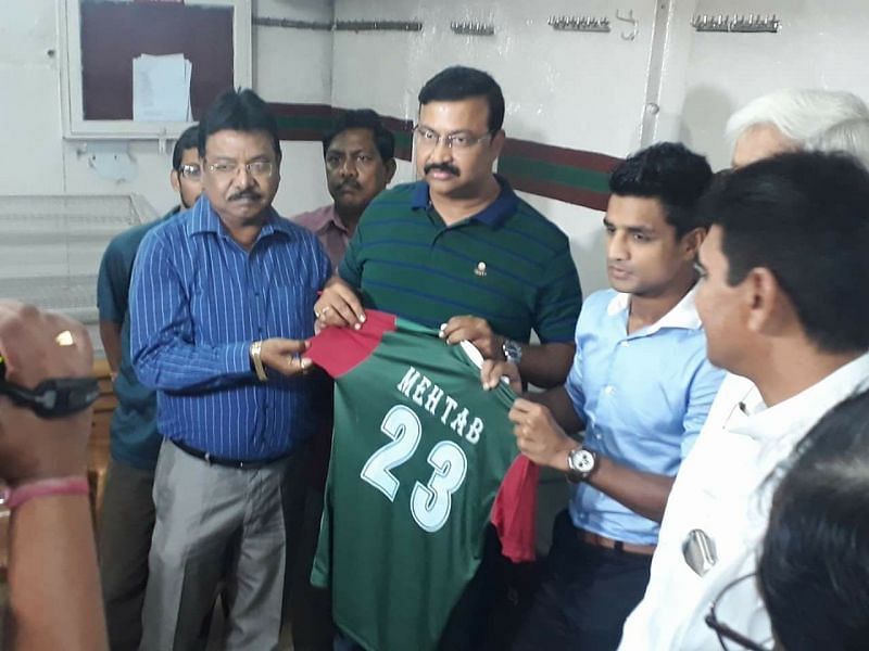 Metab holding on to a Mohun Bagan shirt 