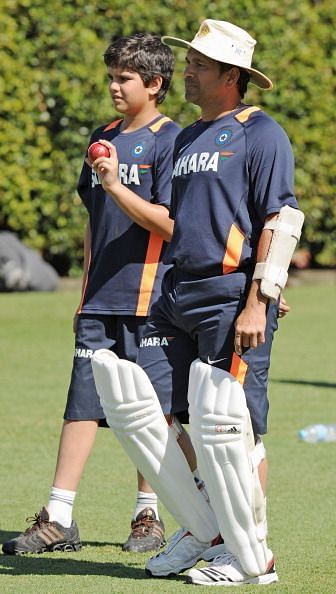 Indian batsman Sachin Tendulkar (R), sta