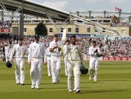 India's Rahul Dravid (front) acknowledge