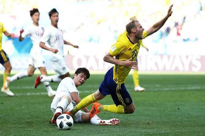 Kim Min-woo brought down Viktor Claesson and conceded the penalty to Sweded
