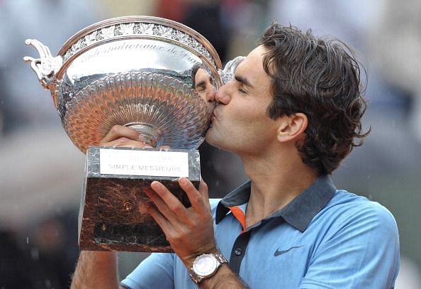 Swiss Roger Federer kisses the trophy af