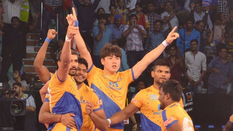 Dong Geon Lee (center) celebrates with his Thalaivas&#039; teammates