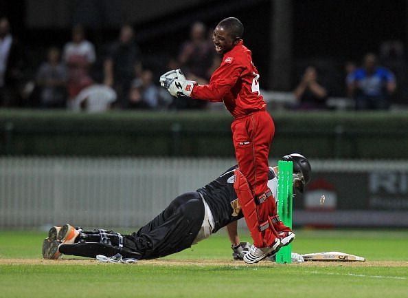 Zimbabwe&#039;s Tatenda Taibu (top) celebrate