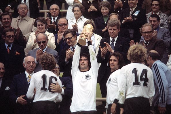 1974 FIFA World Cup in Germany Final in Munich: Germany 2 - 1 Netherlands - Gerd Mueller holding up the trophy at the award ceremony| towards the right: Wolfgang Overath, Hoeness, coach Helmut Schoen - 07.07.1974 Identical with image no xy