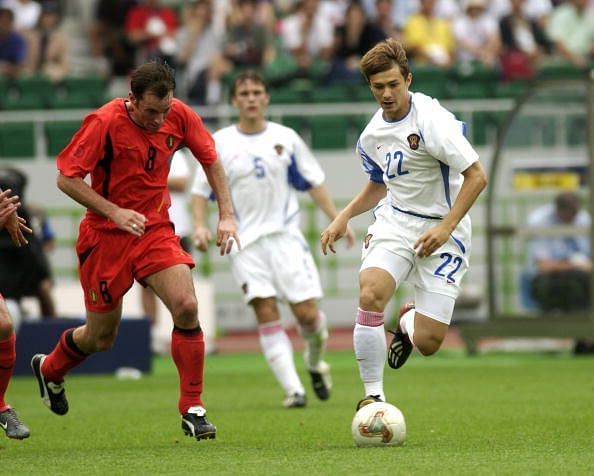 BT Football. 2002 FIFA World Cup Finals. Shizuoka, Japan. 14th June 2002. Belgium 3 v Russia 2. Russia's Dmitri Sychev with Belgium's Bart Goor.