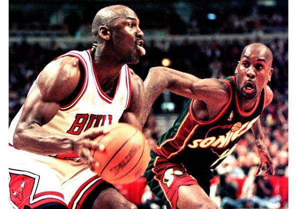 Michael Jordan of the Chicago Bulls (L) looks to m