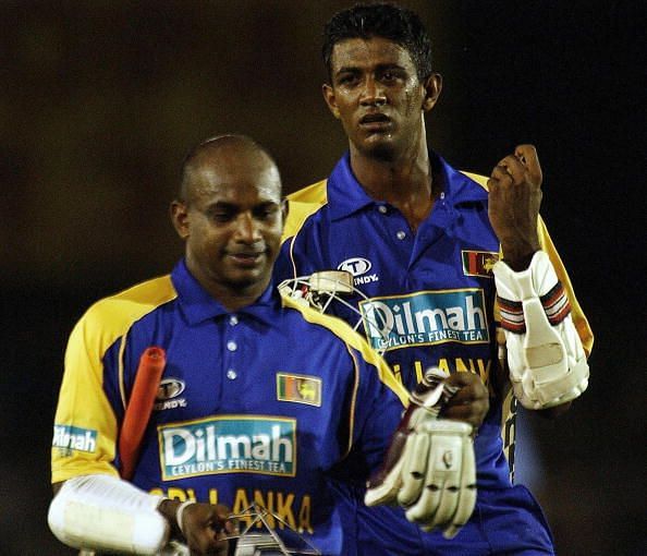 Sri Lankan batsmen Sanath Jayasuriya (L)