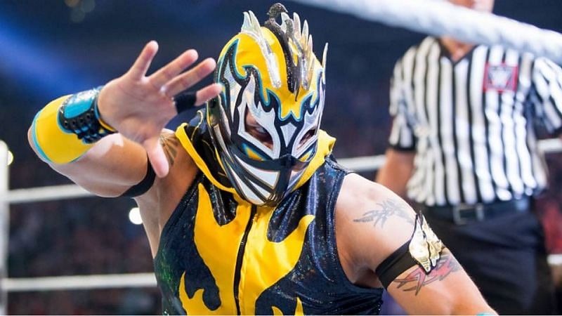 Cedric Alexander accidentally ripped off Kalisto&#039;s mask in Anaheim 