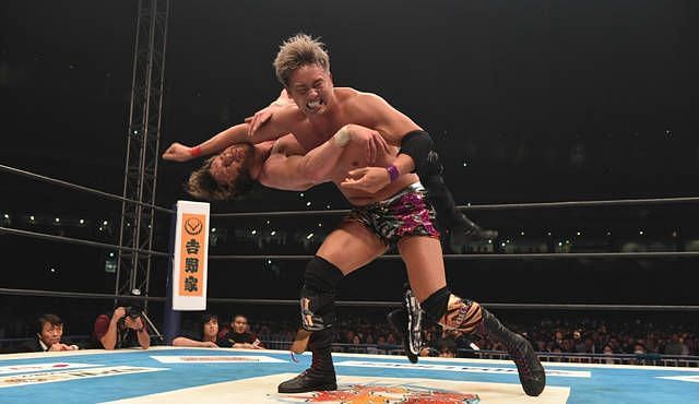 Okada demolishes Omega with the Rainmaker clothesline in NJPW