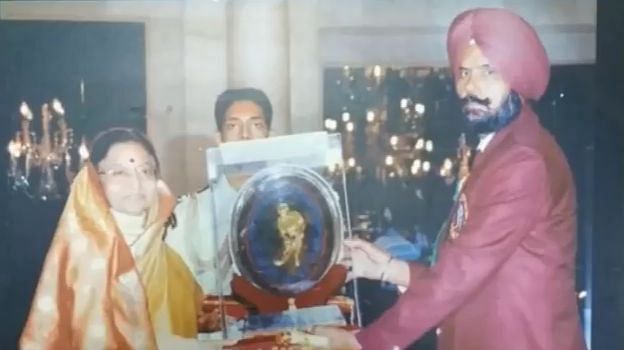 Hakam Singh being conferred the Dhyan Chand Award in 2008