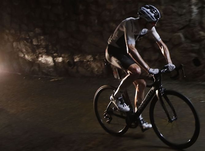 Froome crashes after police mistake him for fan