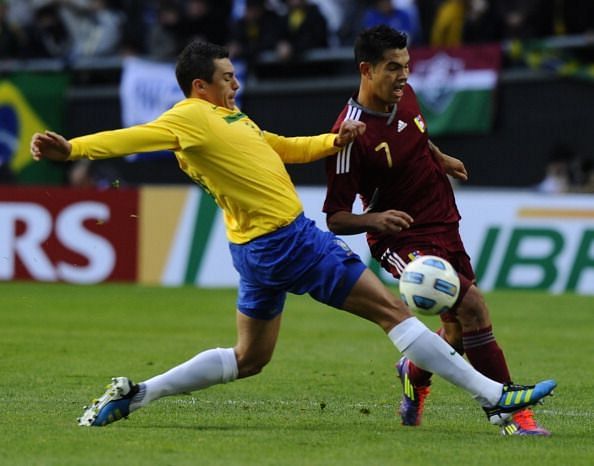 Brazilian defender Lucio (L) marks Venez