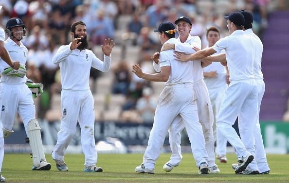 Terry (centre) celebrates Ajinkya Rahane&#039;s catch at the Ageas Bowl