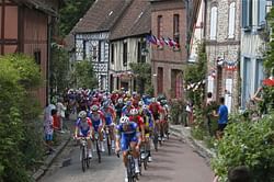 Cycling's 'servants' do the dirty work at Tour de France