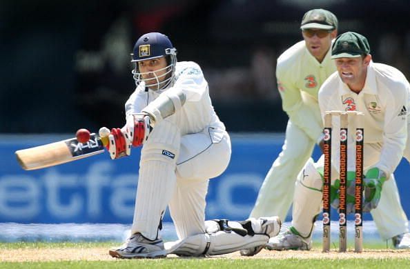 Sri Lankan batsman Mahela Jayawardena (L