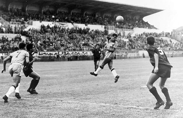 1954 FIFA World Cup in Switzerland First round, Group 1 in Geneva before 13.000 spectators: Brazil 5 - 0 Mexico - Scene of the match: a Brazilian player (middle) is heading the ball, left: Julinho (Brazil, no 7), right: Dorlas (Mexico, no 5) -