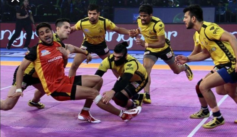 Farhad Milaghar attempting a block over Bulls&#039; Ajay Kumar in Season 5.