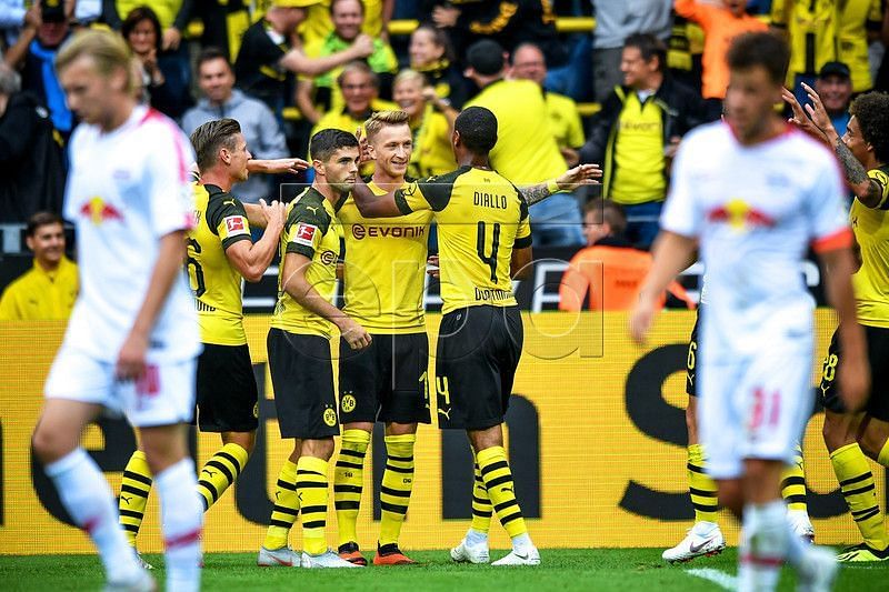 epa06974988 Dortmund&#039;s Marco Reus (C) and his teammates celebrate their 2-1 lead during the German Bundesliga soccer match between Borussia Dortmund and RB Leipzig in Dortmund, Germany, 26 August 2018.  EPA-EFE/SASCHA STEINBACH CONDITIONS - ATTENTION:  The DFL regulations prohibit any use of photographs as image sequences and/or quasi-video.