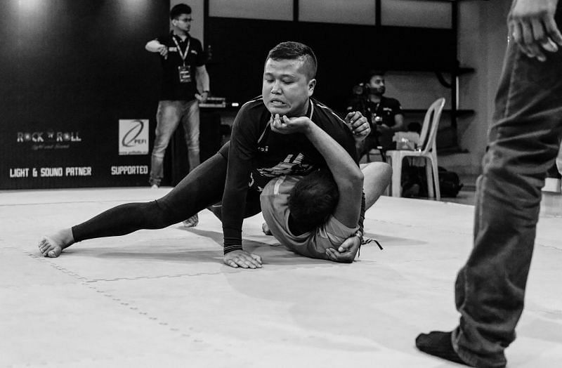 Zothansanga Hlawndo (black) from SPES, Mizoram competes with Abhishek Shaw (grey) from the Kolkata Judo Association at GRIND 2.&nbsp;
