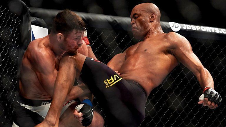 Anderson Silva gives Bisping a much kneed-ed break