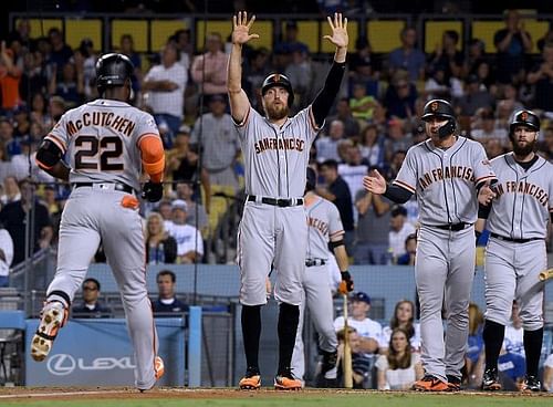 Hunter Pence ( center ) in a San Francisco Giants game versus the Los Angeles Dodgers