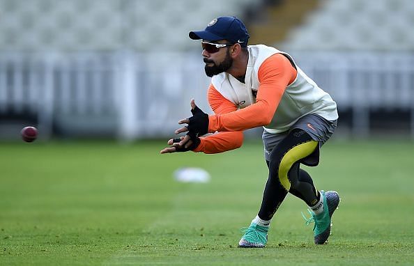 Virat Kohli involved in an unofficial chat with match referee before the start of play on day 3