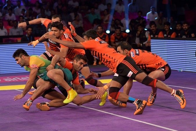 Surjeet successfully manages to hold on to Pardeep Narwal.