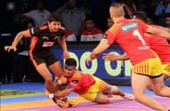 Abozar attempting a diving ankle hold over Mumba's Kuldeep Singh in Season 5.