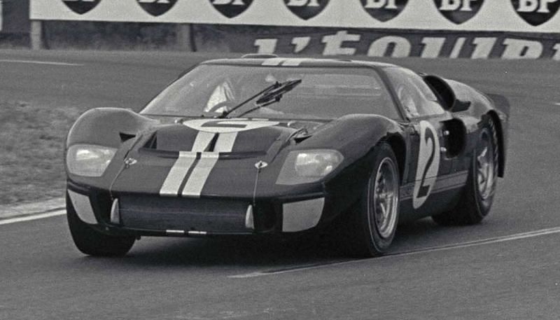 Ford GT40 MkII cruising to victory